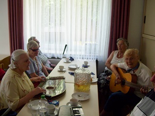 Foto vom Singen bei Maibowle